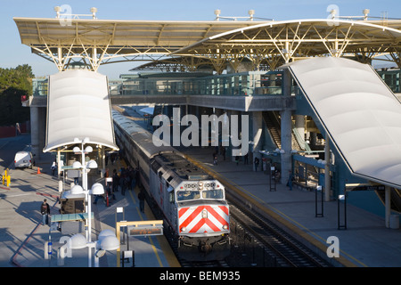 Erhöhte Ansicht von Pendlern einen Richtung Süden Caltrain Zug in Millbrae Transit-Drehscheibe in der Früh einsteigen. Stockfoto