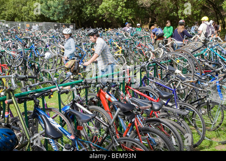 Radfahrer bei kostenloser Fahrradverleih, Parkplatz zur Verfügung gestellt von der San Francisco-Fahrrad-Koalition kaum streng Bluegrass Festival Stockfoto