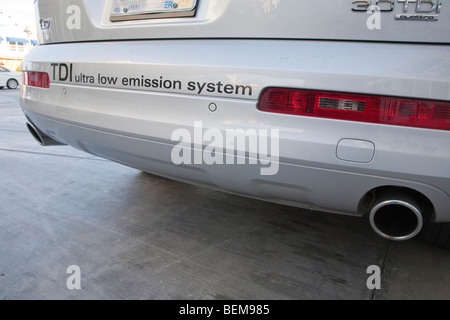 Eine Nahaufnahme von einem "TDI ultra low Emission System" Aufkleber auf Audis Heckstoßstange (TDI steht für "Turbo direct Injection"). Stockfoto