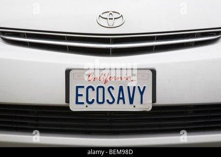 Eine Nahaufnahme von einem "ECOSAVY" (Eco versierte) Nummernschild auf Toyota Prius Hybrid. Millbrae, Kalifornien, USA Stockfoto