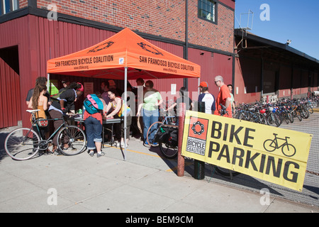 Kostenlose, sichere Fahrrad-Parkplatz auf dem Green Festival in San Francisco. Stockfoto