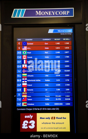 Anzeige der Wechselkurse in einem Bureau de Change Office von Moneycorp betrieben; Flughafen Gatwick South Terminal. London. VEREINIGTES KÖNIGREICH. Stockfoto