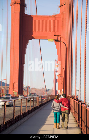 Eine Rückansicht ein paar auf die Golden Gate Bridge zu laufen. San Francisco, Kalifornien, USA Stockfoto