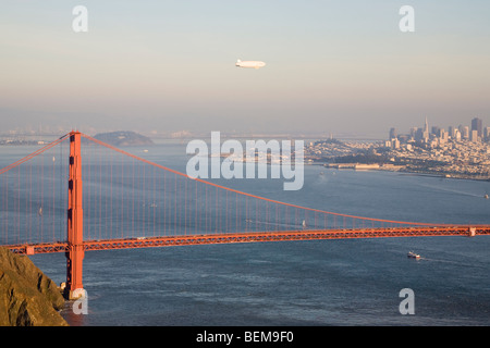 Golden Gate Bridge und die Innenstadt von San Francisco von Hawk Hill in die Marin Headlands betrachtet. Stockfoto