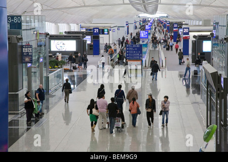 Eine erhöhte Ansicht der Innenräume des Hong Kong International Airport. Hongkong, Volksrepublik China Stockfoto
