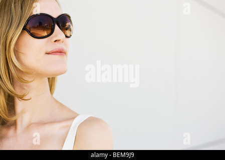 Frau mit Sonnenbrille, wegsehen, Porträt Stockfoto