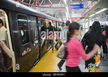Fahrgäste ein-und aussteigen RapidKL Licht Schiene Zug am Hauptbahnhof Kuala Lumpur. Kuala Lumpur, Selangor, Malaysia Stockfoto