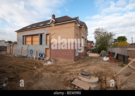 Heruntergefahren und mit Brettern vernagelt Baustelle. Alle Arbeiten eingestellt Stockfoto