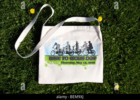 Fahrrad zum Arbeitstag Leinentasche auf Rasen. Die Taschen wurden die Teilnehmer "Energizer Stations" Veranstaltung überreicht. Stockfoto