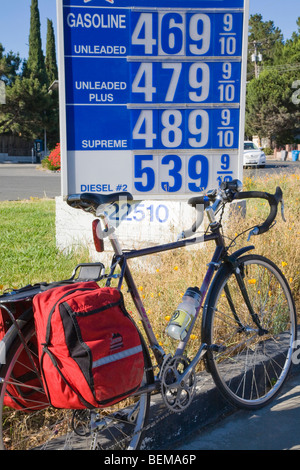 Ein Pendler Fahrrad neben einer Gas-Preis-Liste zeigt hohe Preise am 11. Juni 2008. Cupertino, Kalifornien, USA Stockfoto