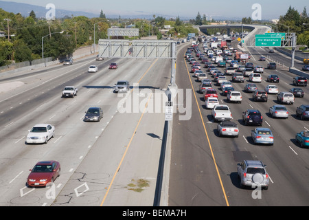 Morgendlichen Berufsverkehr auf einer in nördlicher Richtung Highway 101. Ein wenig Verkehr in Richtung Süden. Mountain View, Kalifornien, USA Stockfoto