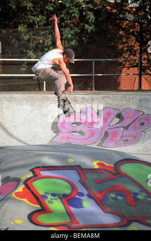 Eine junge männliche Skateboarder führt einen Trick in Devonshire Green Skate Park, Sheffield, South Yorkshire, Großbritannien. Stockfoto