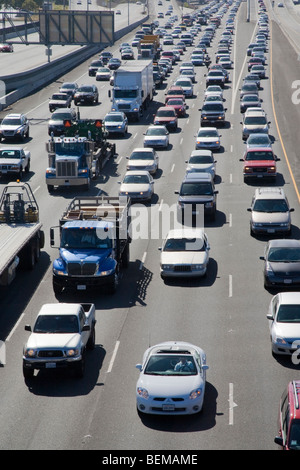 Stoßstange an Stoßstange Verkehr im Laufe des Vormittags pendeln in nördlicher Richtung Highway 101 auf dem Highway 85 Merge in Mountain View Stockfoto