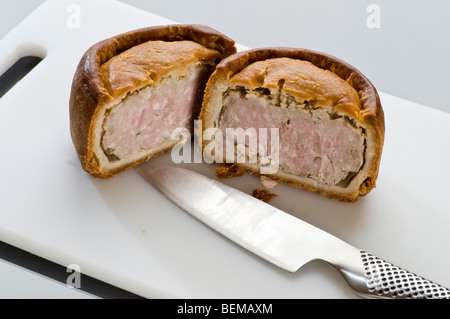 Melton Mowbray Pork Pie in zwei Hälften geschnitten Stockfoto