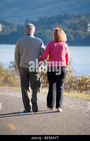 Eine Rückansicht ein älteres paar zu Fuß in Crystal Springs Reservoir auf Sawyer Camp Trail. San Mateo, Kalifornien, USA Stockfoto