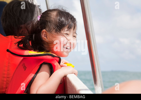 Ein fröhliches Mädchen (Grundschulalter) genießen Sie ein Boot fahren von Sandakan auf Selingan Insel (Turtle Island). Malaysien Stockfoto