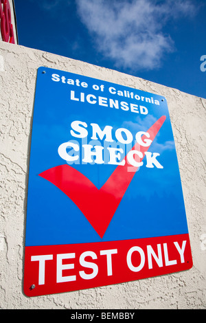 Ein 'Smog Check' Schild an einem Test einzige Station in Kalifornien, USA. Stockfoto