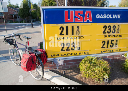 Ein Pendler Fahrrad neben einer Tankstelle USA Benzinpreis am 24. März 2009 unterzeichnen. Los Altos, Kalifornien, USA Stockfoto