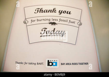 Ein BART (Bay Area Rapid Transit) Werbung Schild mit der Aufschrift "Thank You for verbrennen weniger Fossilienbrennstoffe heute" Stockfoto