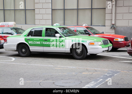 Taxis warten auf Passagiere aufgereiht. Berkeley, Kalifornien, USA Stockfoto