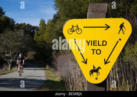 Rechts des Weges Schild mit einem Radfahrer im Hintergrund den Sawyer Camp-Trail. San Mateo, Kalifornien, USA Stockfoto