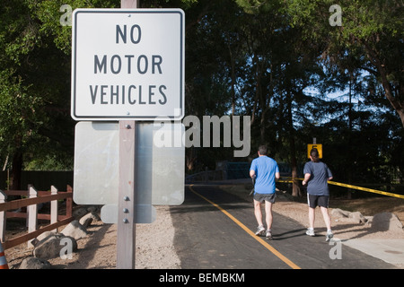 Keine Motorfahrzeuge Schild am Stevens Creek Trail an der Süd-Erweiterung, die vor kurzem im Sleeper Avenue eröffnet wurde. Stockfoto