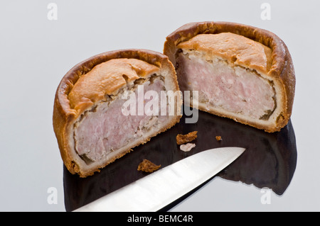 Melton Mowbray Pork Pie in zwei Hälften geschnitten Stockfoto