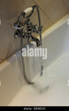 Füllen ein Bad mit heißem und kaltem Wasser von einer Mischbatterie Stockfoto