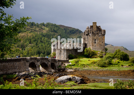Eilean Donan Castle in den westlichen Highlands von Schottland im Mai Sonnenschein. Stockfoto
