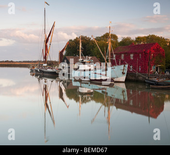 Alte Segelschiffe vor Anker am Fluss Alde bei Snape Maltings Suffolk England Stockfoto