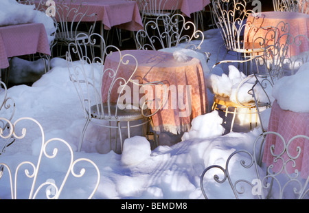 Schnee bedeckte Terrasse des Restaurants im winter Stockfoto