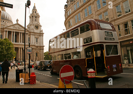London red Bus in der Nähe von St. Paul Cathedral. Stockfoto