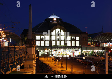 Hauptbahnhof in Halle (Saale) am Abend, Deutschland; Hauptbahnhof in Halle Stockfoto