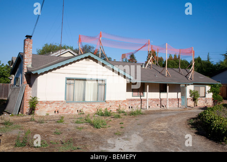 Kleine einzelne Familie Zuhause bereit für Großbauvorhaben. Es wird abgerissen und ersetzt werden. Silicon Valley, Kalifornien Stockfoto