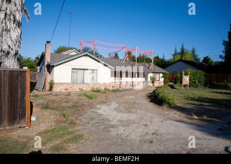 Kleine einzelne Familie Zuhause bereit für Großbauvorhaben. Es wird abgerissen und ersetzt werden. Silicon Valley, Kalifornien Stockfoto