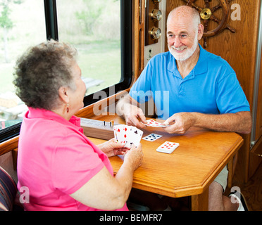 Älteres paar Urlaub in ihrem Wohnmobil, ein Spiel Cribbage. Stockfoto