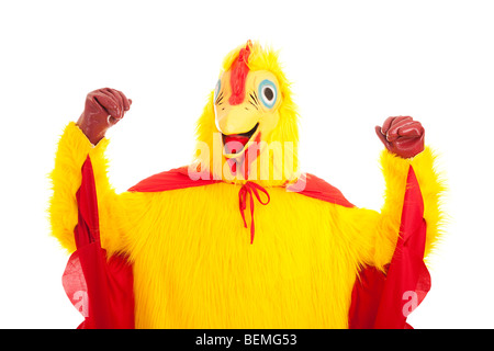 Mann in einem Hühnerkostüm und Kap seine Muskeln. Isoliert auf weiss. Stockfoto