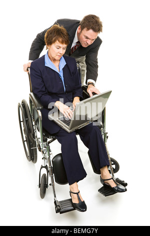 Behinderten berufstätige Frau und ihrem Geschäftspartner zusammen an einem Projekt arbeiten. Isoliert auf weiss. Stockfoto