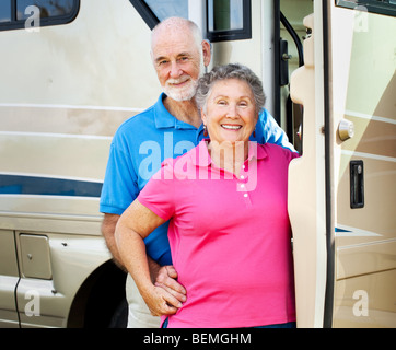 Happy im Ruhestand, paar posiert in der Tür von ihrem Luxus-Wohnmobil. Stockfoto