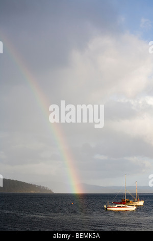 Regenbogen über Port Esperance Stockfoto
