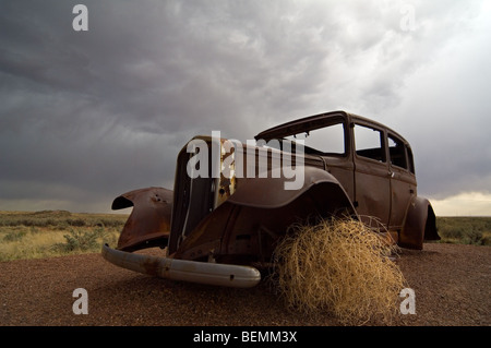 Alte rostige Auto und stachelige Distel Russisch / Tumbleweed (Salsola Tragus / Salsola Iberica) Arizona, USA Stockfoto