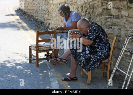 Zwei Frauen machen lokale Spitze vor einem Spitzen-Geschäft in dem kleinen Dorf Lefkara, Zypern. Stockfoto