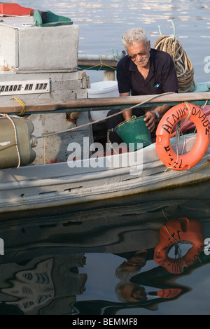 griechische Fischer auf einem Boot Stockfoto