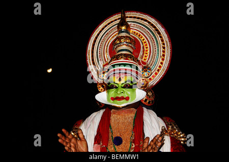 Kathakali ist eine stark stilisierte klassischen indischen Tanz-Drama bekannt für seine attraktiven Make-up, dressing Stockfoto