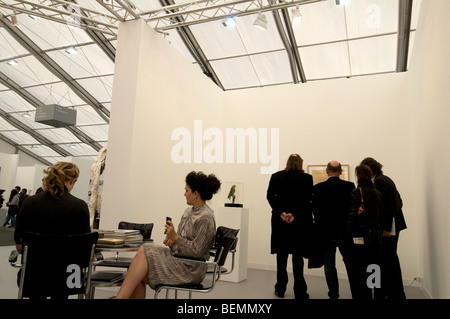 Frieze Art Fair 2009 Regents Park. Besucher auf eine der Galerien Stockfoto