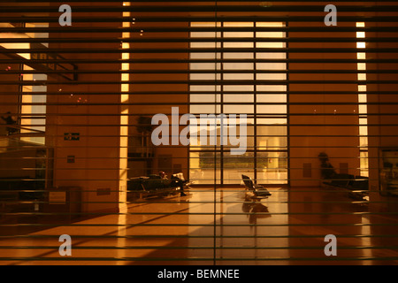 Man ruht am Malaga Flughafen-terminal Stockfoto