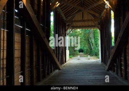 Chabenet Brücke, eine gedeckte Holzbrücke über den Bouzanne River, Pont-Chrétien-Chabenet, Indre, Frankreich Stockfoto