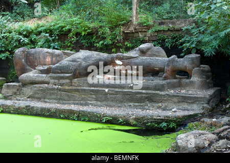 Sheshshaiyya Skulptur aka Vishnu schlafen auf der Schlange Seshnag. Bandhavgarh Nationalpark, Indien Stockfoto