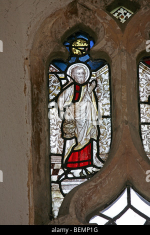 Detail eines mittelalterlichen Buntglasfensters (15. Jahrhundert), das den Apostel Philipp, die Marienkirche, Stody, Norfolk darstellt Stockfoto