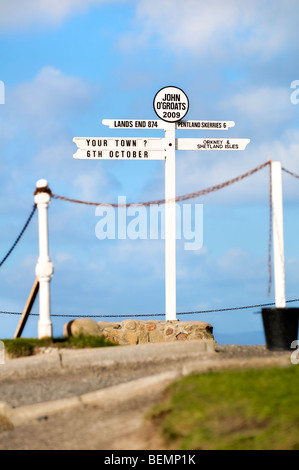 Der Wegweiser in John O' Groats, Schottland mit Oktober 2009 Datum mit blauem Himmel hinter Stockfoto
